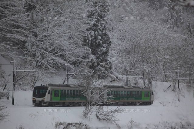 ジョイフルトレイン リゾートビューふるさと 雪景色 の写真素材 イラスト素材 アマナイメージズ
