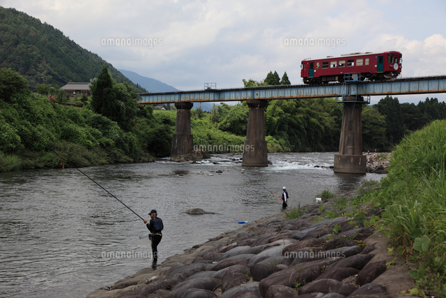 長良川の釣り人と長良川鉄道 の写真素材 イラスト素材 アマナイメージズ