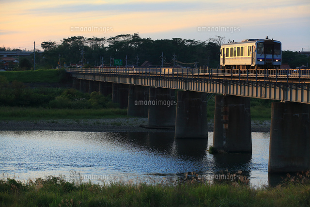 鉄橋 山陰本線高津川 夕景 の写真素材 イラスト素材 アマナイメージズ 鉄橋 山陰本線高津川 夕景 の写真素材 イラスト素材 アマナイメージズ