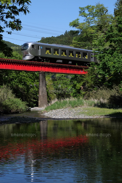 西武鉄道 むさし と高麗川の鉄橋 の写真素材 イラスト素材 アマナイメージズ