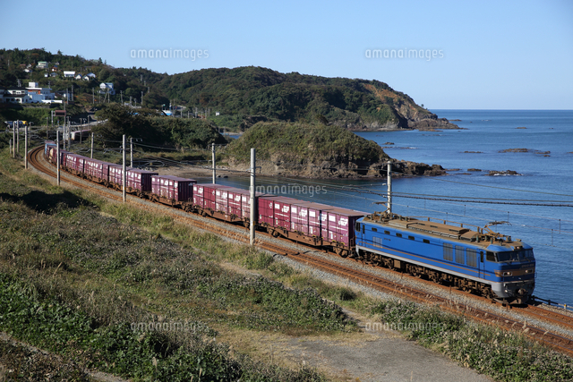 日本海に沿って走るコンテナ貨物列車 の写真素材 イラスト素材 アマナイメージズ