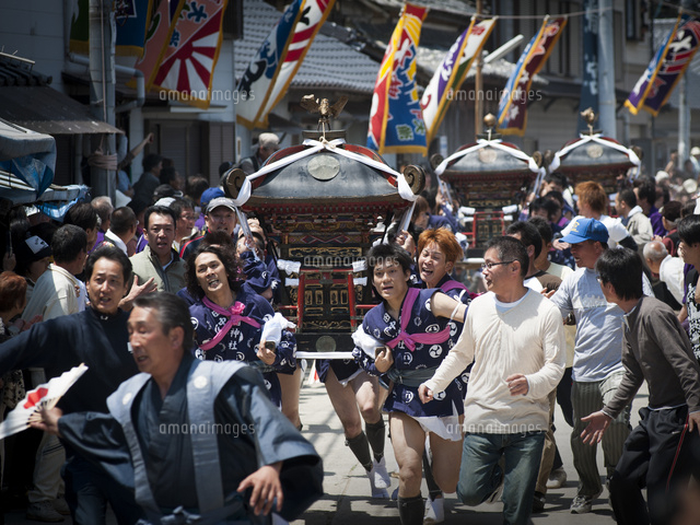 島祭 岡山県真鍋島 走り神輿 の写真素材 イラスト素材 アマナイメージズ