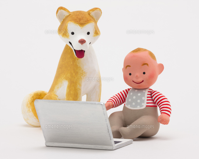 仲良くパソコン画面を見ている日本犬と赤ちゃん の写真素材 イラスト素材 アマナイメージズ