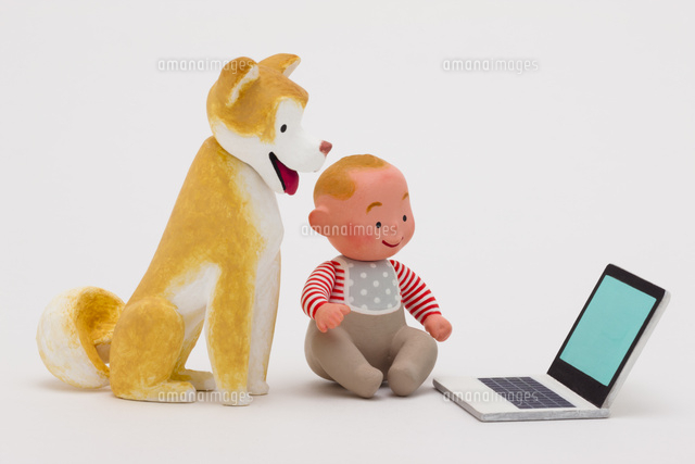 ノートパソコンを一緒に見る日本犬と赤ちゃん の写真素材 イラスト素材 アマナイメージズ