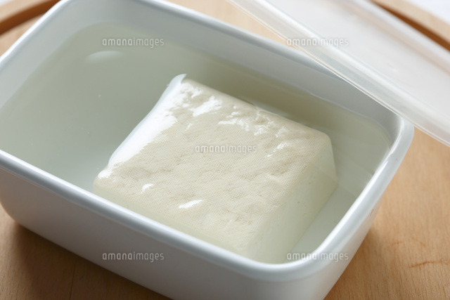 豆腐の保存 水を張った容器 の写真素材 イラスト素材 アマナイメージズ