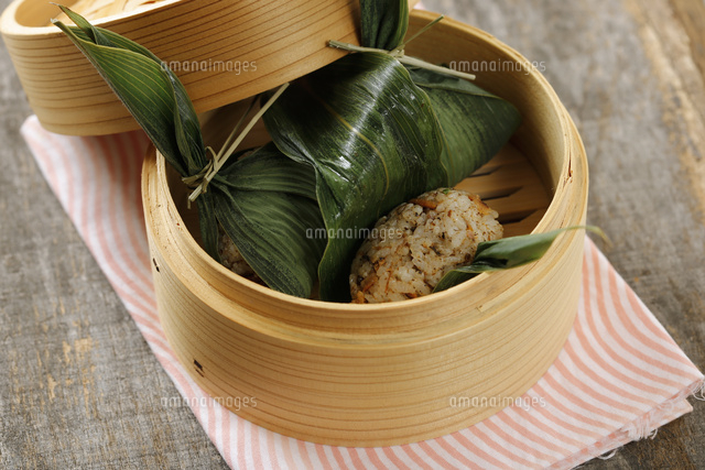 笹団子蒸しおむすび の写真素材 イラスト素材 アマナイメージズ