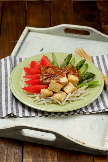 豆腐ともやしのガドガドサラダ の写真素材 イラスト素材 アマナイメージズ