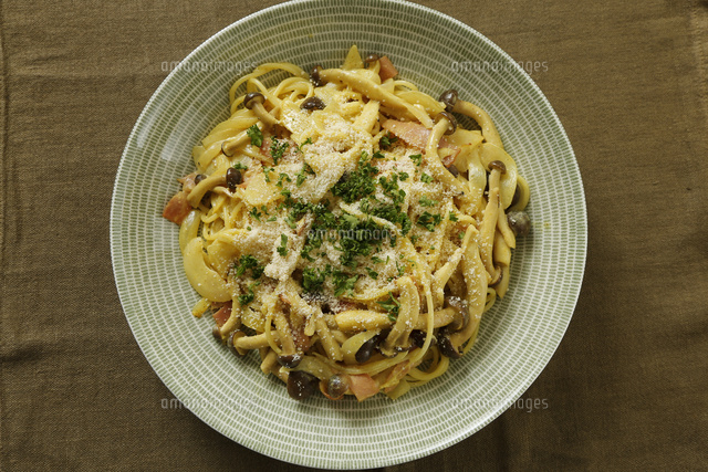 きのこのカレーパスタ の写真素材 イラスト素材 アマナイメージズ