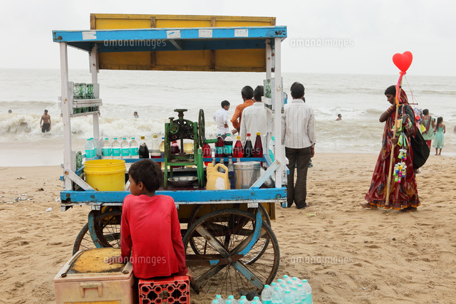 マンドビビーチで物売りする少年と女性 インド[02854000100]の  