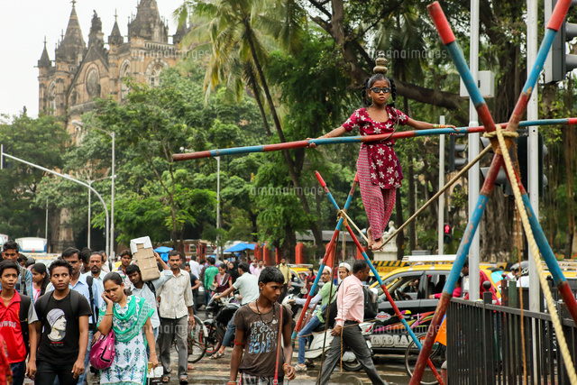 Cst駅付近で大道芸をする少女 ムンバイ の写真素材 イラスト素材 アマナイメージズ
