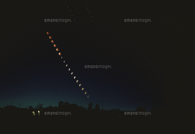 皆既月食 長時間露光 の写真素材 イラスト素材 アマナイメージズ