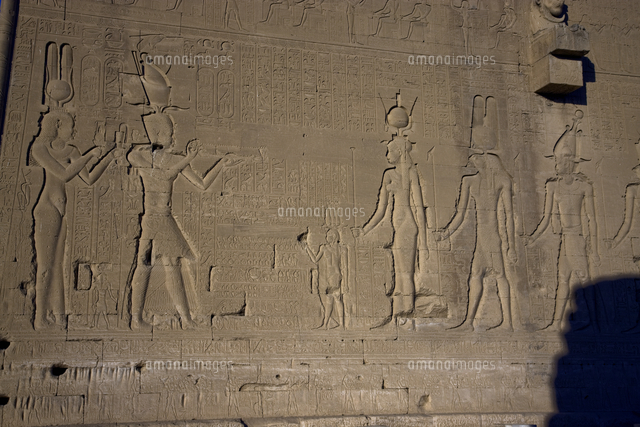 ハトホル神殿 クレオパトラ7世のレリーフ の写真素材 イラスト素材 アマナイメージズ