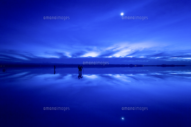 夜明けのウユニ塩湖 の写真素材 イラスト素材 アマナイメージズ