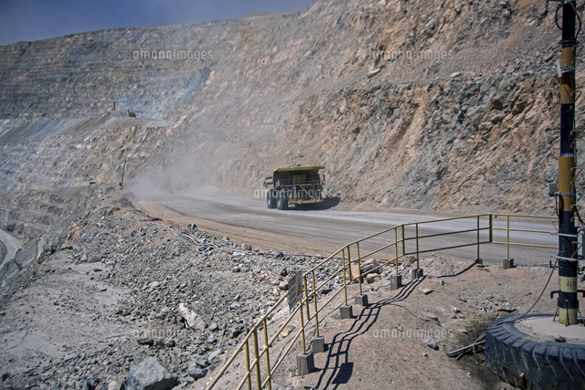 露天掘りのチュキカマタ銅山を登ってくる巨大ダンプ の写真素材 イラスト素材 アマナイメージズ