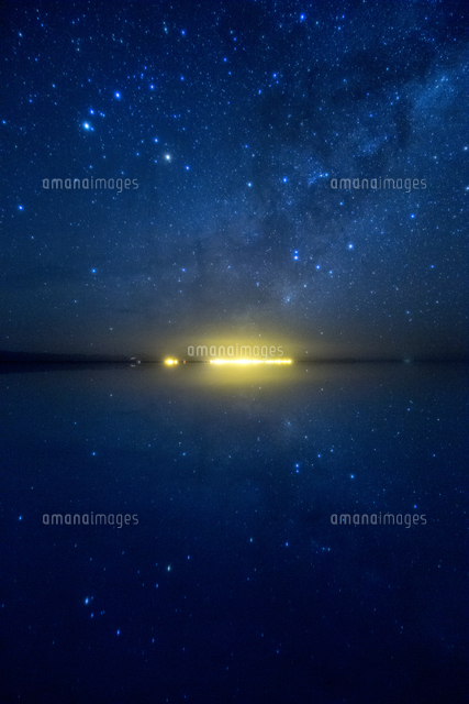 ウユニ塩湖に昇るサソリ座と湖面の星 の写真素材 イラスト素材 アマナイメージズ