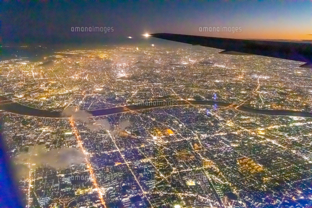 機上から東京の夜景[02913002571]の写真・イラスト素材｜アマナイメージズ