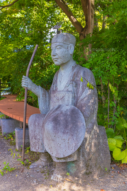 田原の滝の松尾芭蕉像[02913005669]の写真・イラスト素材｜アマナ