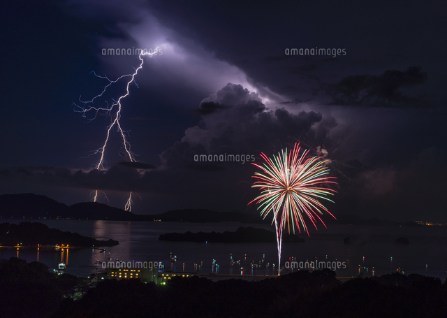 雷と花火[02954000012]の写真・イラスト素材｜アマナイメージズ