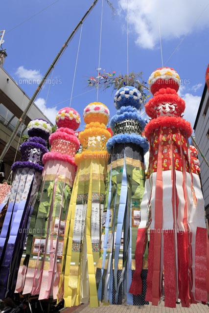 仙台七夕祭りの吹流し の写真素材 イラスト素材 アマナイメージズ