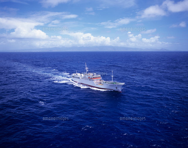 マグロ漁船 空撮 の写真素材 イラスト素材 アマナイメージズ