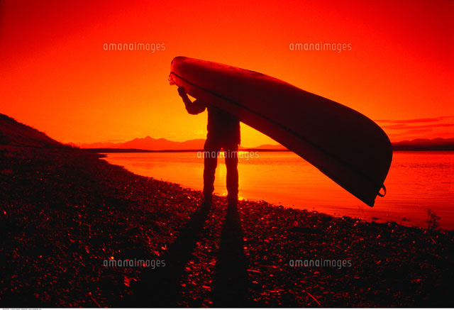 Silhouette Of Person Portaging At Sunset の写真素材 イラスト素材 アマナイメージズ