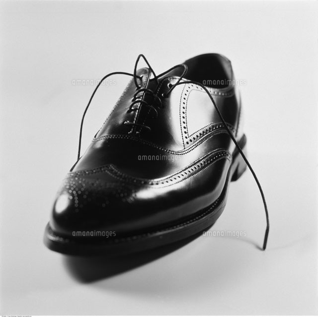 Man's Untied Dress Shoe[20025042538]の写真素材・イラスト素材｜アマナイメージズ
