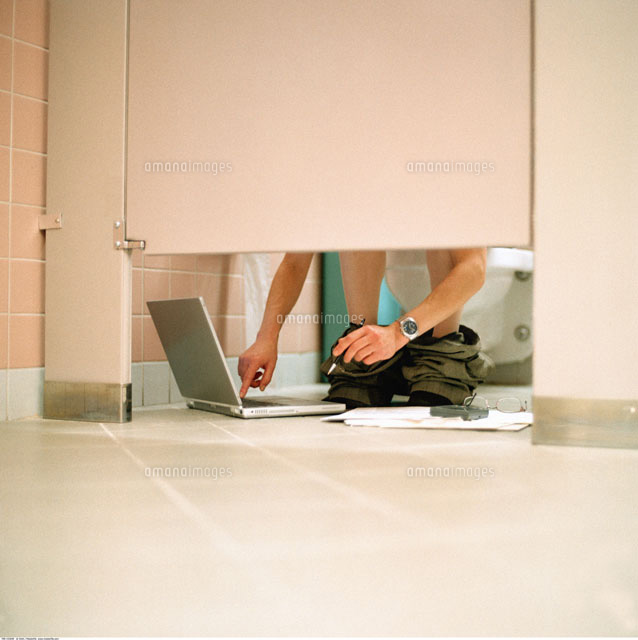 Woman Using Laptop in Bathroom Stall[20025081908]の写真素材・イラスト素材｜アマナイメージズ