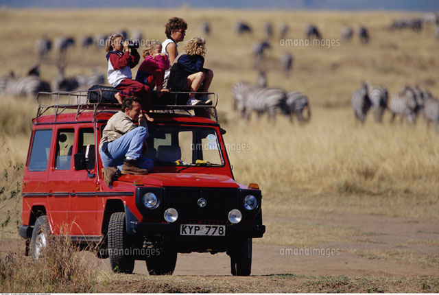 Family On Safari の写真素材 イラスト素材 アマナイメージズ
