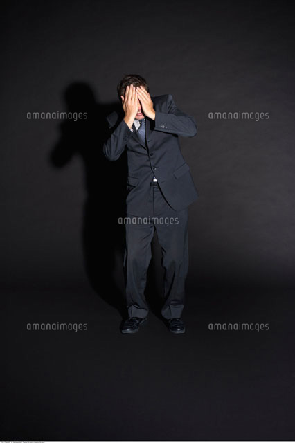 Scared Businessman[20025190318]の写真素材・イラスト素材｜アマナイメージズ