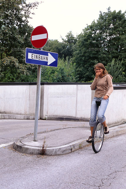 Woman On Unicycle の写真素材 イラスト素材 アマナイメージズ Woman On Unicycle の写真素材 イラスト素材 アマナイメージズ
