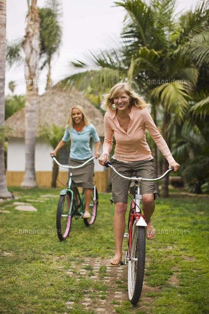 Women Riding Cruiser Bikes to theBeach、 Encinitas[20025269661]の写真素材 ...