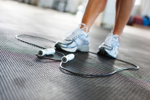 Woman With Jump Rope In Gym の写真素材 イラスト素材 アマナイメージズ