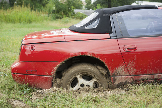Sports car stuck in the mud, USA[20025319080]の写真素材・イラスト素材｜アマナイメージズ