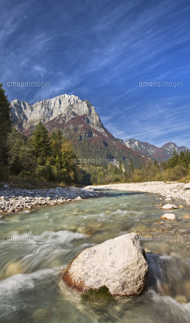 Autumn At The Soca River In The Julian Alps Gorenjska Slovenia Europe の写真素材 イラスト素材 アマナイメージズ