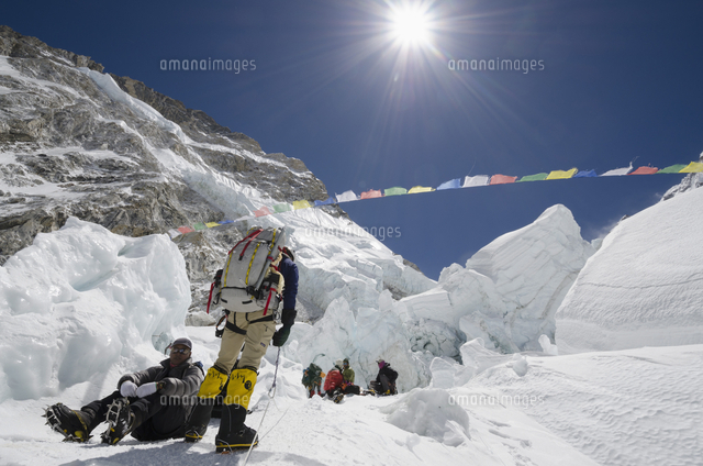 Climbers In The Khumbu Icefall Mount Everest Solu Khumbu Everest Region Sagarmatha National Park の写真素材 イラスト素材 アマナイメージズ
