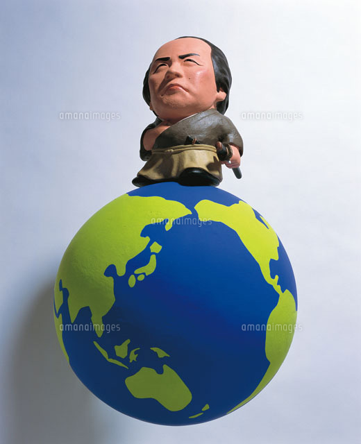 地球の上に立つ坂本龍馬[20037000144]の写真・イラスト素材｜アマナ