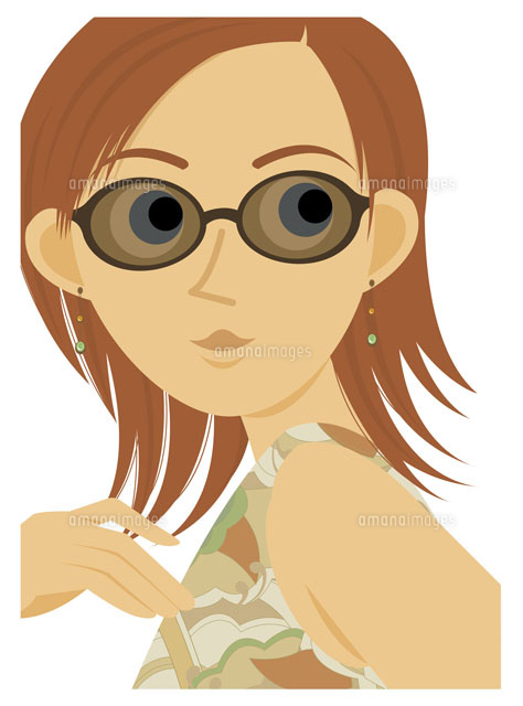 後ろを振り向くサングラスをかけた女性[20037001863]の写真・イラスト