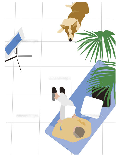 リビングでリラックスする男性と犬 の写真素材 イラスト素材 アマナイメージズ