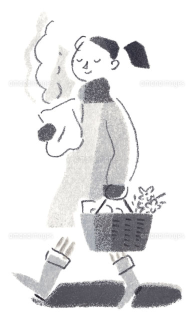 ほかほかの食べ物を持って歩く女性 の写真素材 イラスト素材 アマナイメージズ