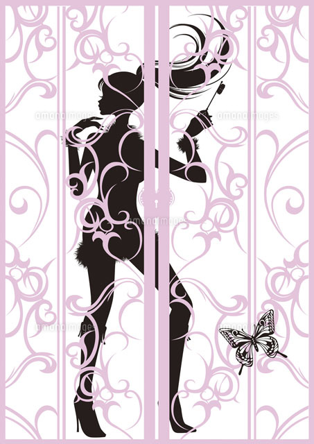 鍵を持った女性シルエット の写真素材 イラスト素材 アマナイメージズ