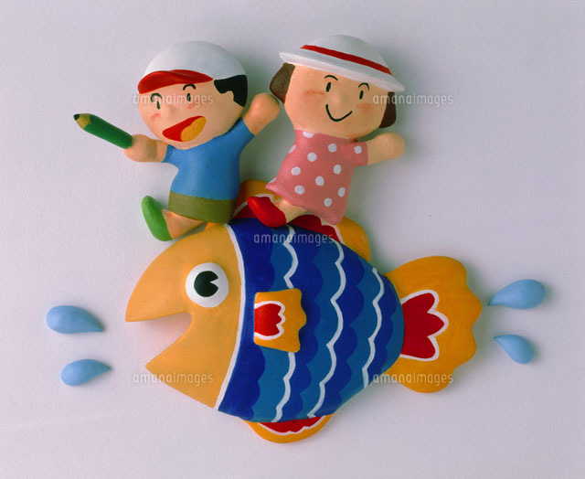 魚に乗る男の子と女の子[20037003651]の写真・イラスト素材｜アマナ