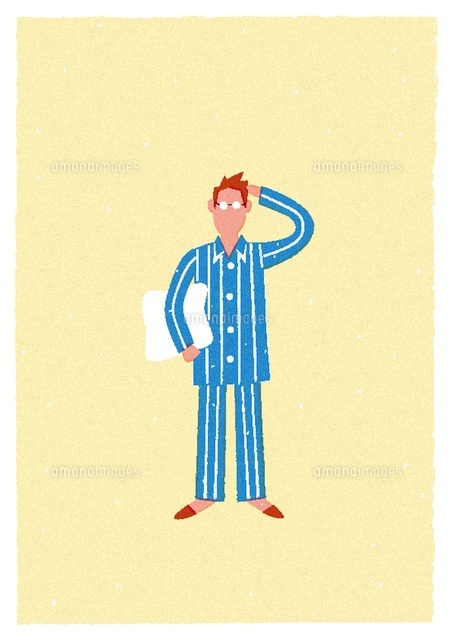 枕を持ってパジャマを着た男性 の写真素材 イラスト素材 アマナイメージズ