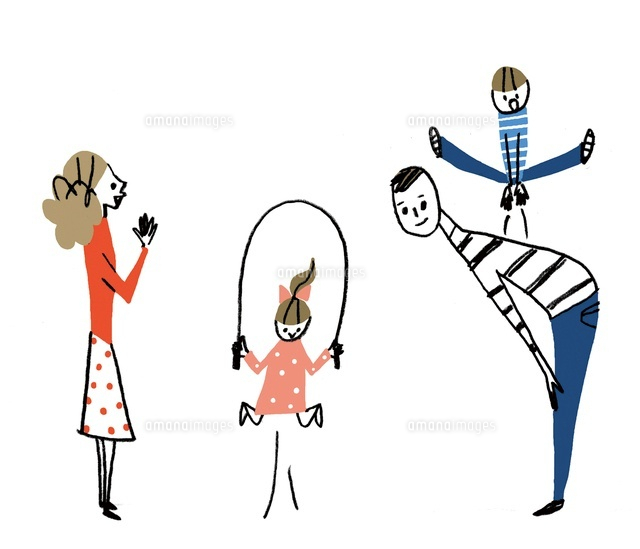 縄跳びをする女の子と父親の背を飛び越える男の子と母 の写真素材 イラスト素材 アマナイメージズ