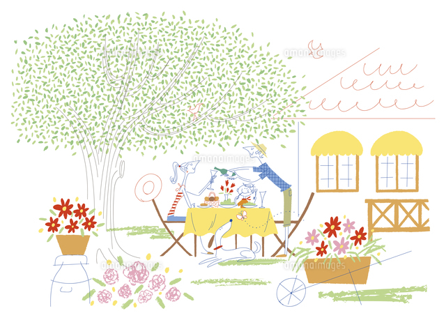 庭でごはんを食べるファミリー の写真素材 イラスト素材 アマナイメージズ