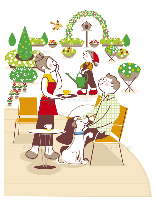 庭でくつろぐファミリー の写真素材 イラスト素材 アマナイメージズ