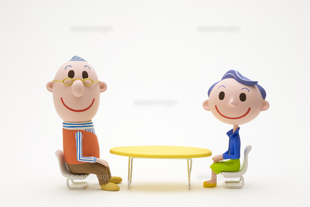 テーブルをはさんで向かい合う中高年夫婦 の写真素材 イラスト素材 アマナイメージズ