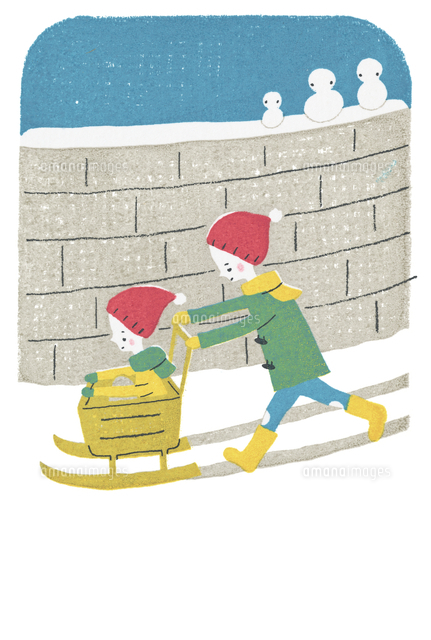 ソリで遊ぶ子供たち の写真素材 イラスト素材 アマナイメージズ