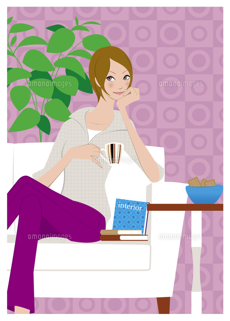 ソファでくつろぐ女性 の写真素材 イラスト素材 アマナイメージズ