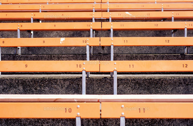 Empty benches with seat numbers[20038002235]の写真素材・イラスト素材｜アマナイメージズ