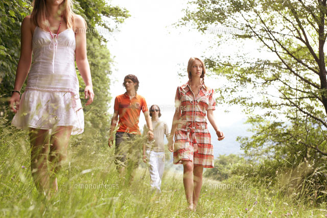 Friends on a walk[20038005539]の写真素材・イラスト素材｜アマナイメージズ